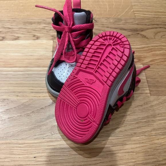 Nike Jordan 1 Mid Girls - Picture 2 of 3